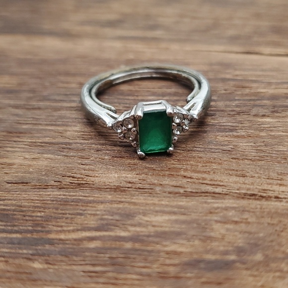 Avon Jewelry - Stunning Emerald glass collectors avon ring size 8 R250